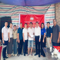 Ủy ban MTTQ Việt Nam xã Vĩnh Hưng trao hỗ trợ đợt 1 xây dựng nhà đại đoàn kết cho hộ gia đình ông Ngô Chí Phương thôn Bến Hạc.