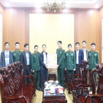 Đại tá Đỗ Hà Hoàn – Chủ nhiệm Cục Chính trị Binh chủng Tăng thiết giáp thăm hỏi, tặng quà xã Vĩnh Hưng nhân dịp Tết Nguyên đán 2026