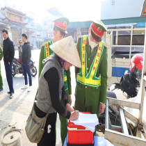 Bài tuyên truyền tăng cường xử lý vi phạm lấn chiếm lòng, lề đường để bày bán hàng hóa tại khu vực chợ Đại Đồng, xã Vĩnh Hưng.